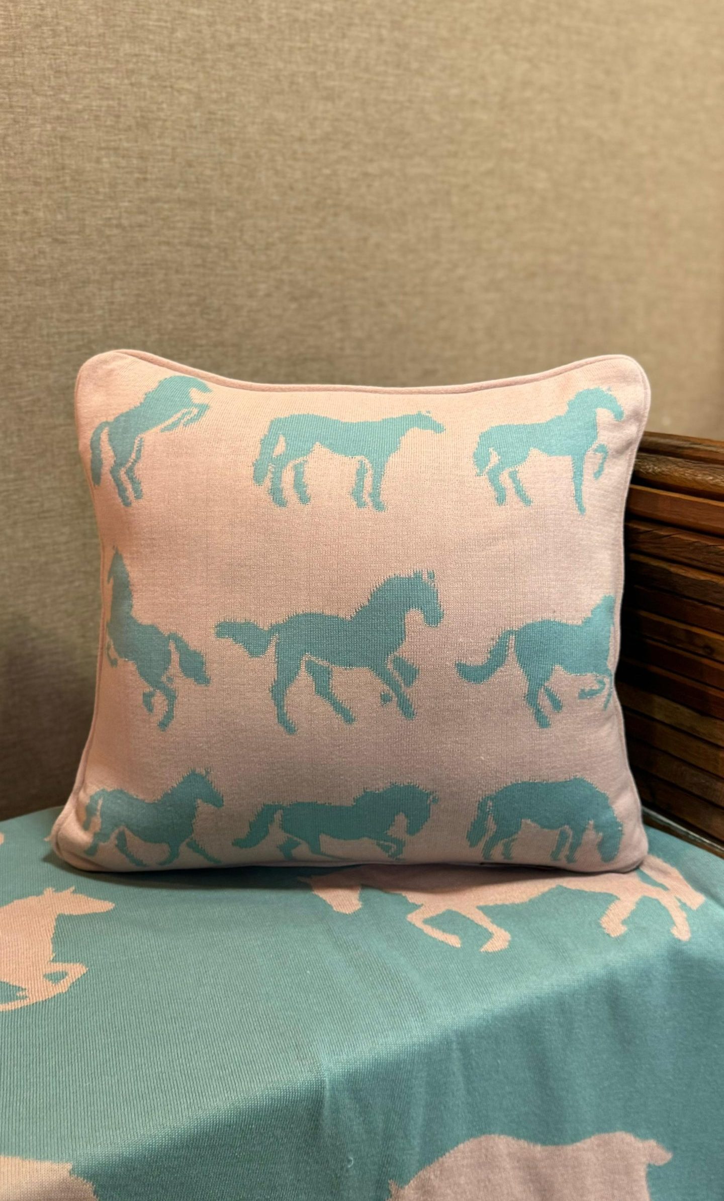 Almofada tricô Cavalos Rosa